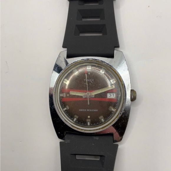 VINTAGE LARGE NICE CONDITION TIMEX 1972 RED RACING STRIPE- RUNS!